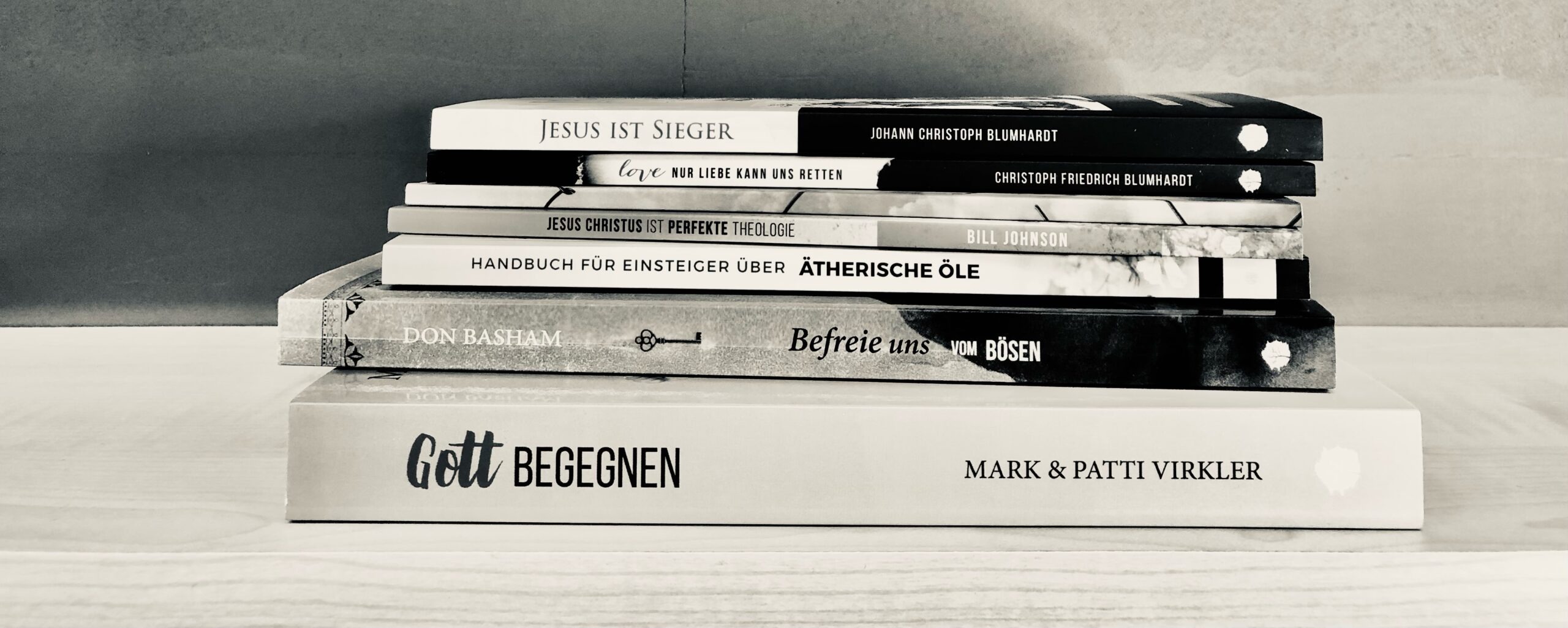 Bücherstapel mit Büchern von AwakenMedia