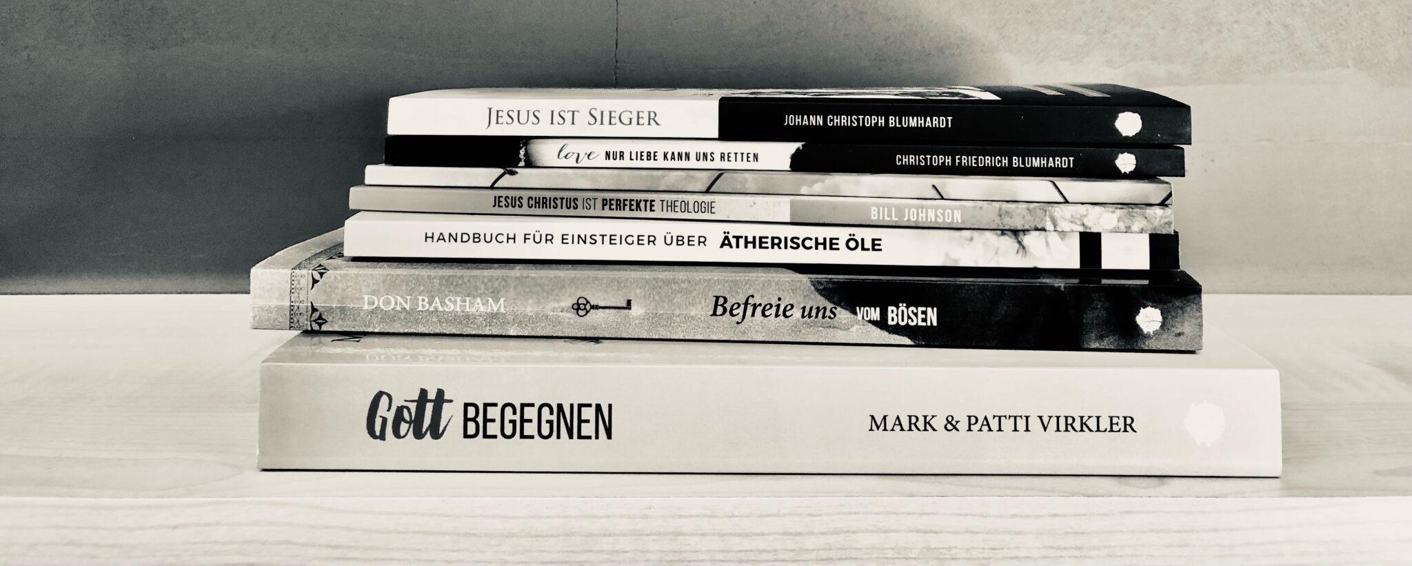 Bücherstapel mit Büchern von AwakenMedia